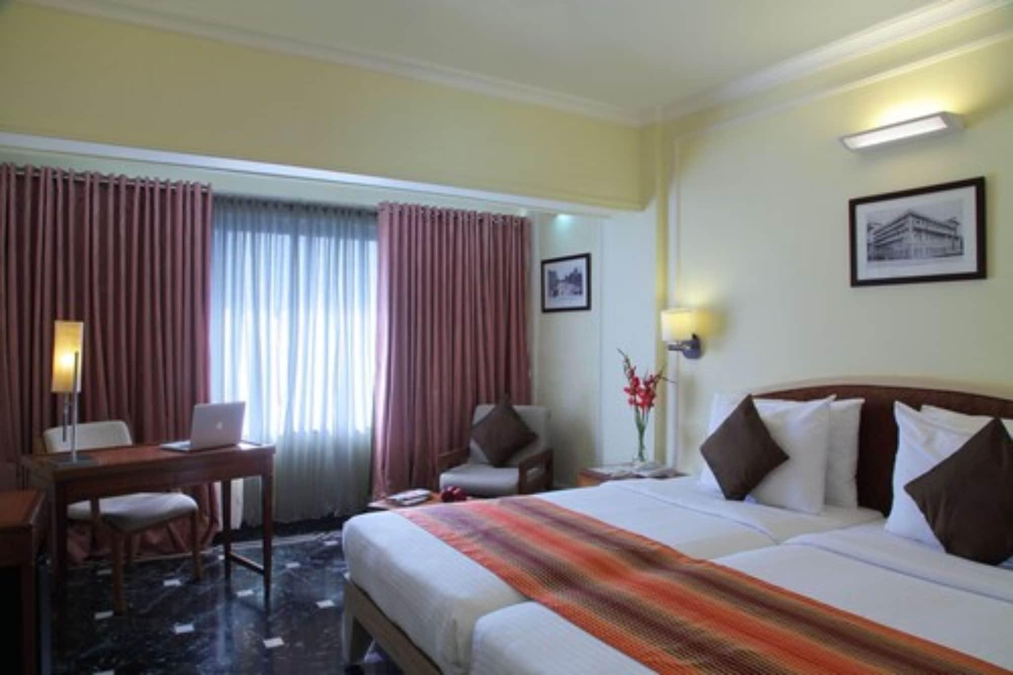 Hiltop Hotel Bombay Esterno foto