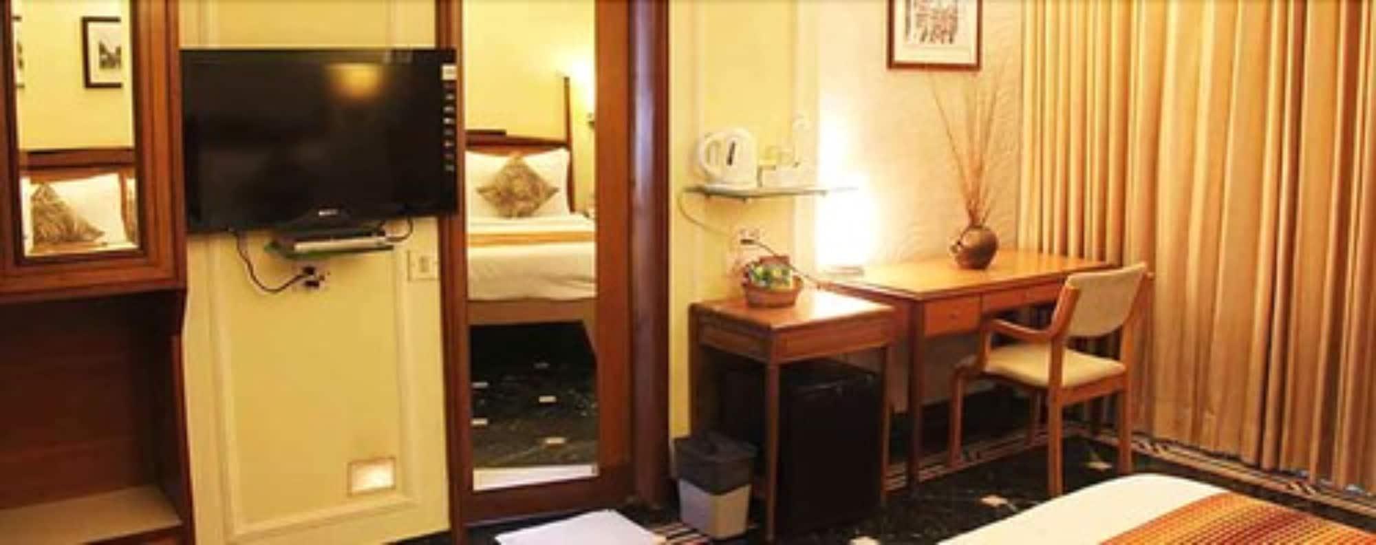 Hiltop Hotel Bombay Esterno foto