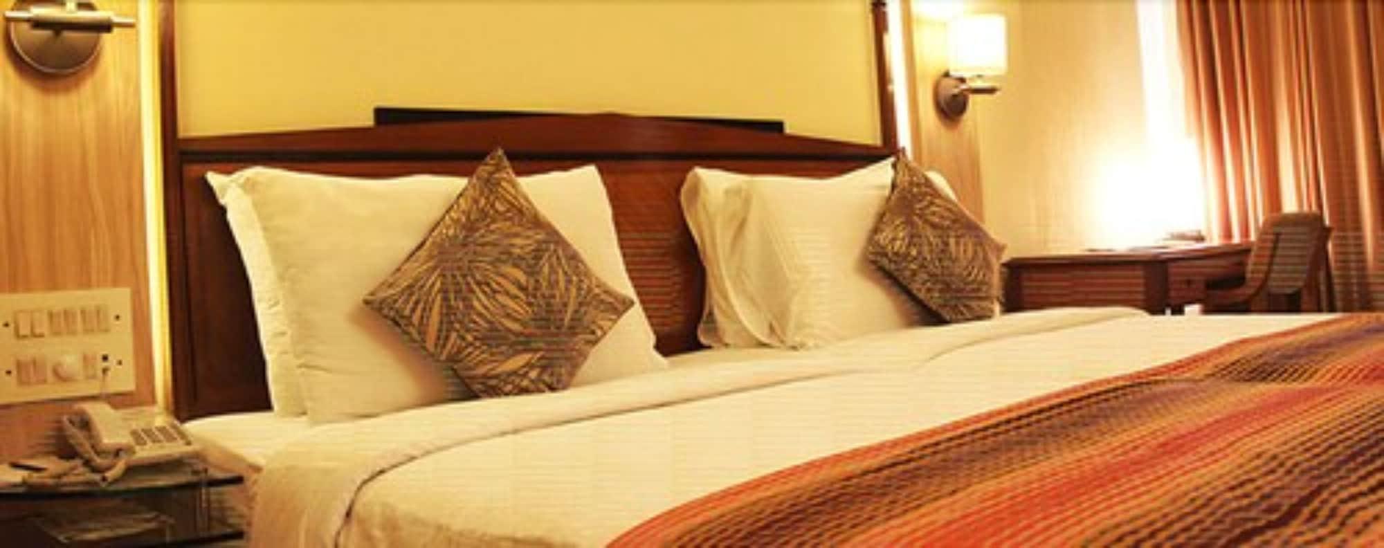 Hiltop Hotel Bombay Esterno foto