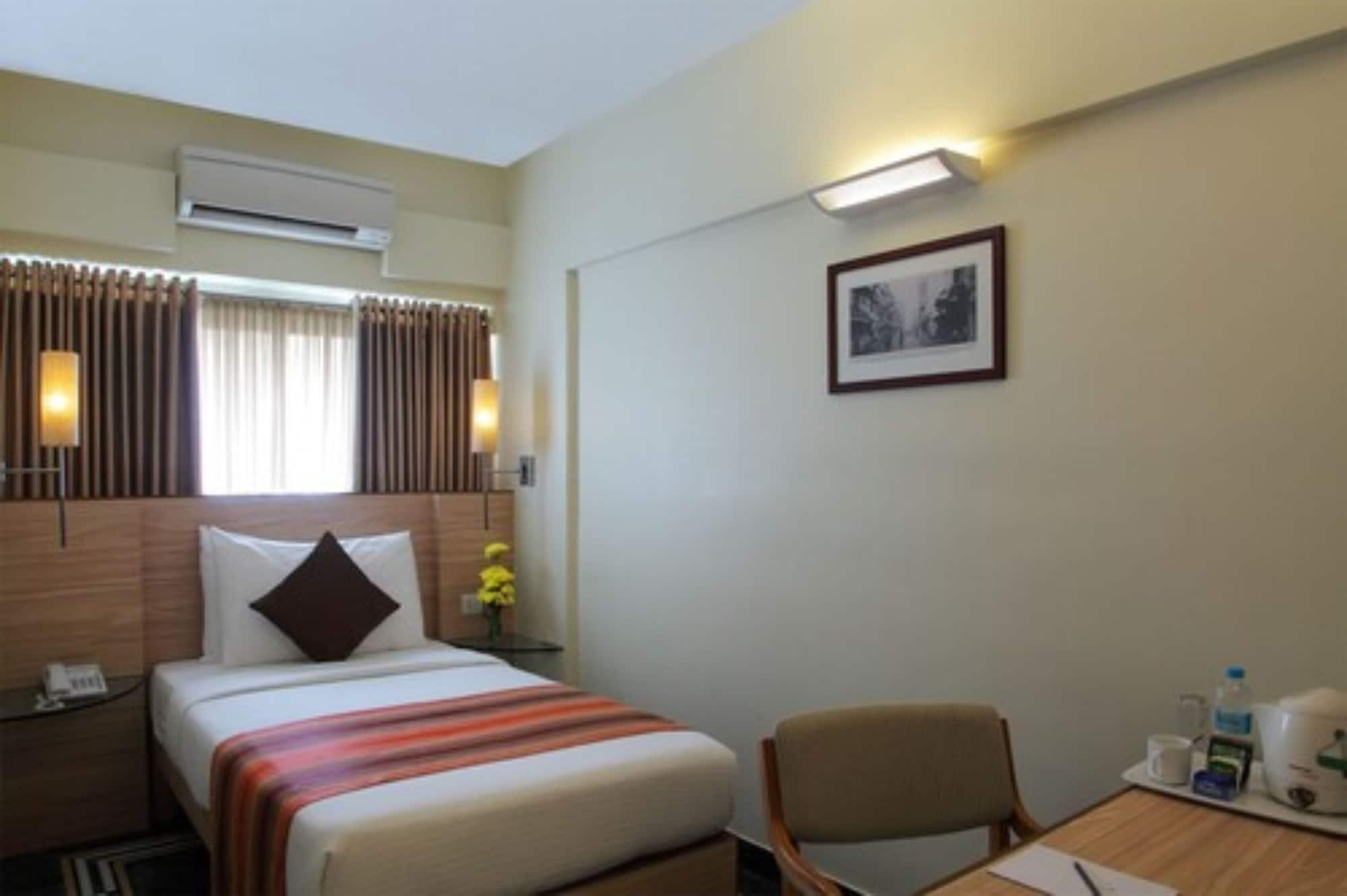 Hiltop Hotel Bombay Esterno foto