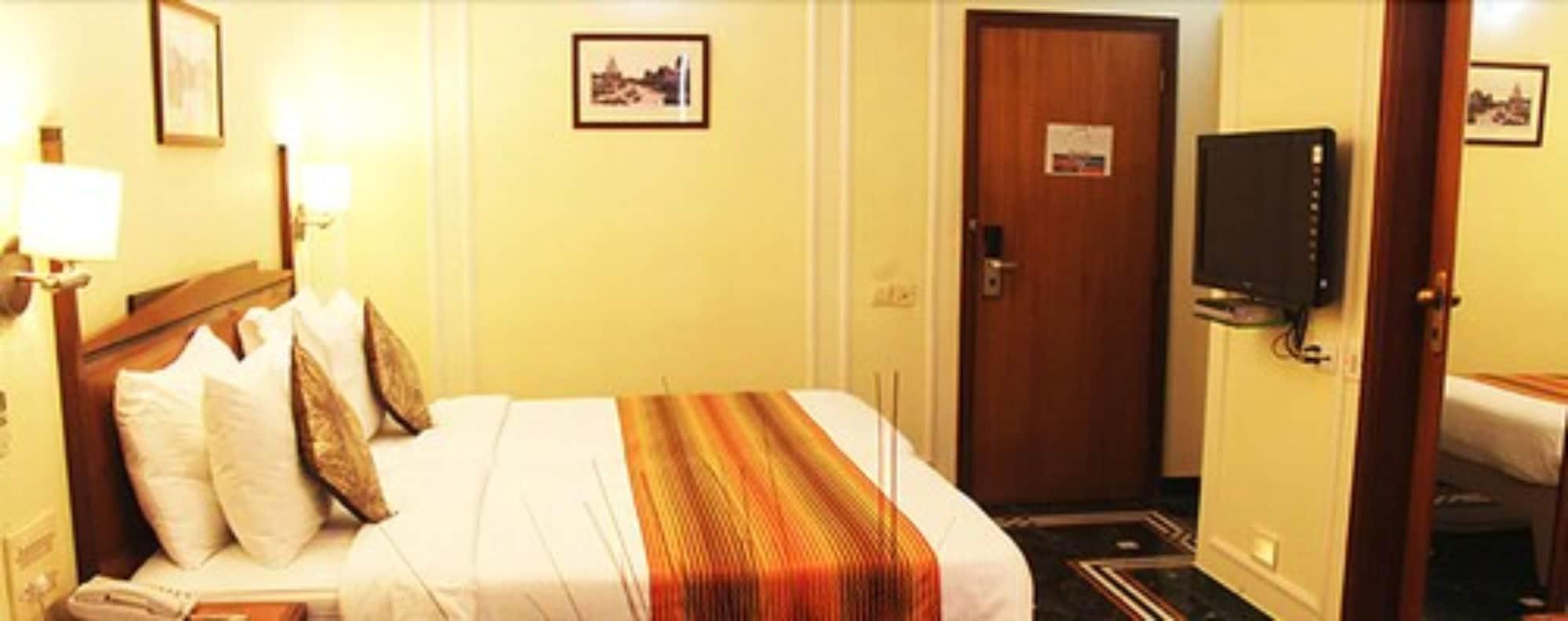 Hiltop Hotel Bombay Esterno foto