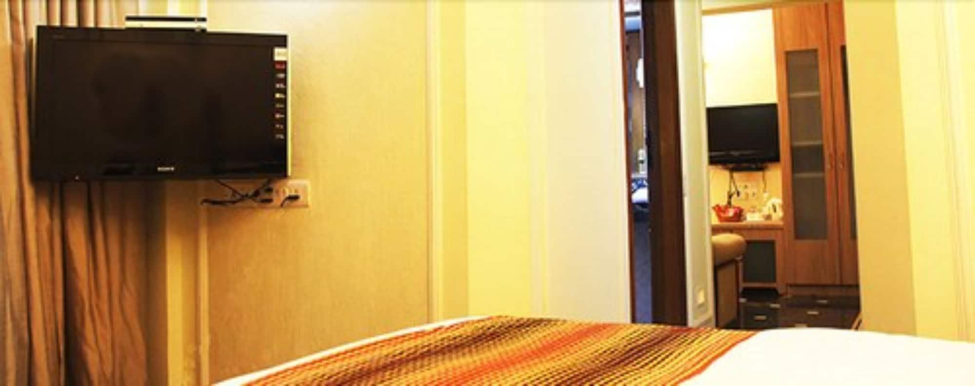 Hiltop Hotel Bombay Esterno foto
