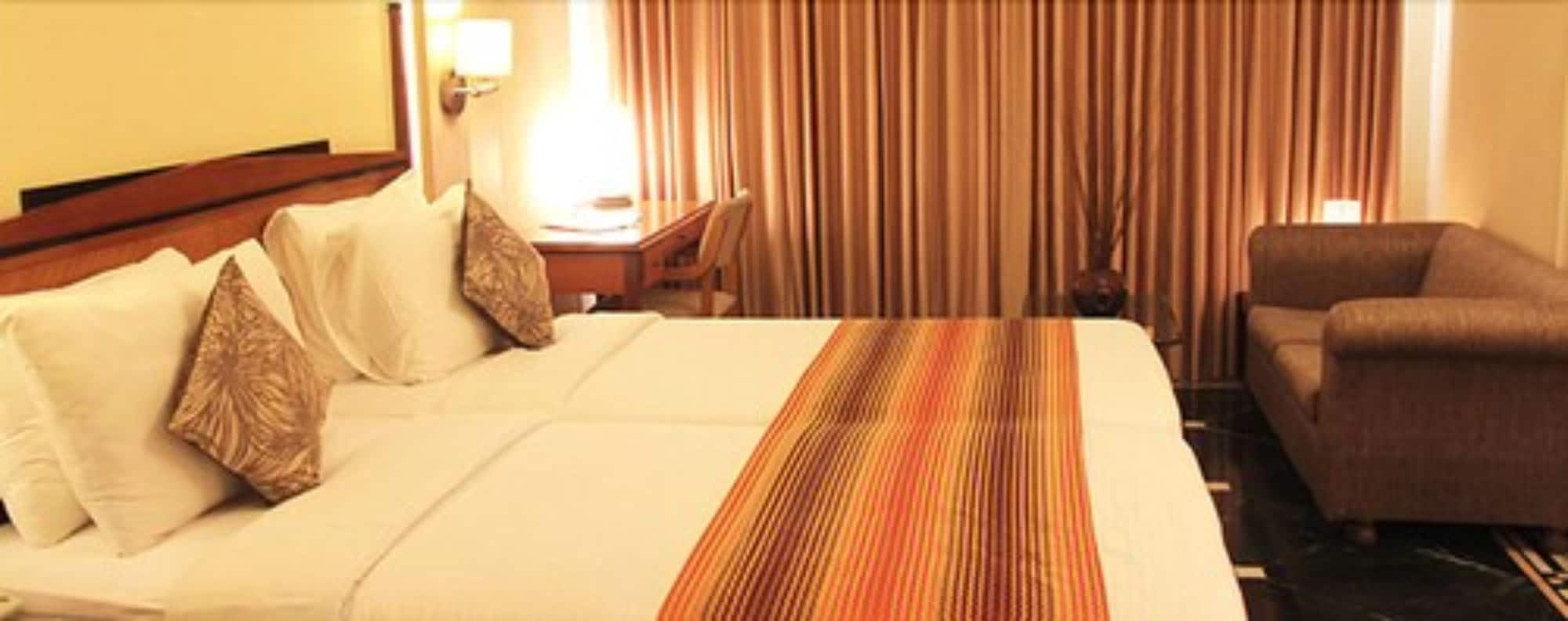 Hiltop Hotel Bombay Esterno foto