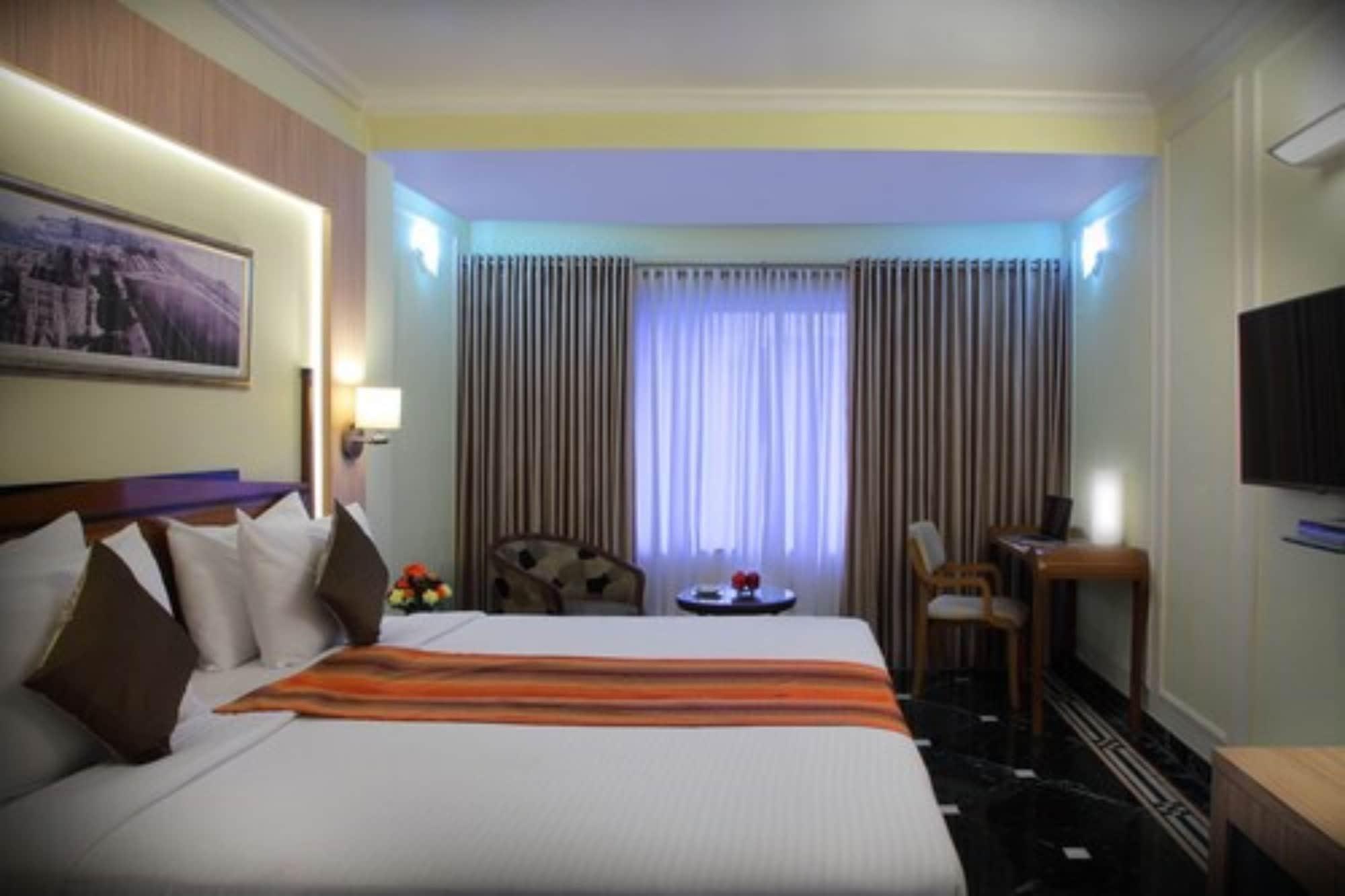 Hiltop Hotel Bombay Esterno foto