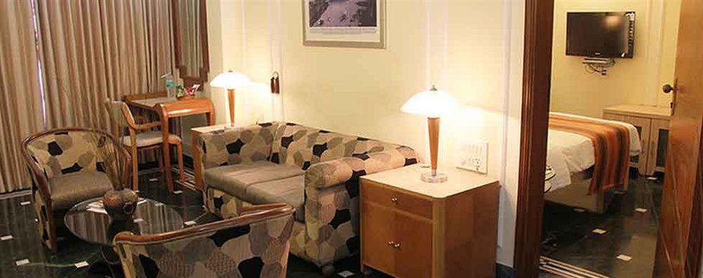 Hiltop Hotel Bombay Esterno foto