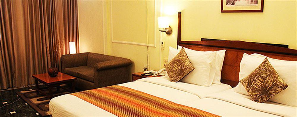 Hiltop Hotel Bombay Esterno foto