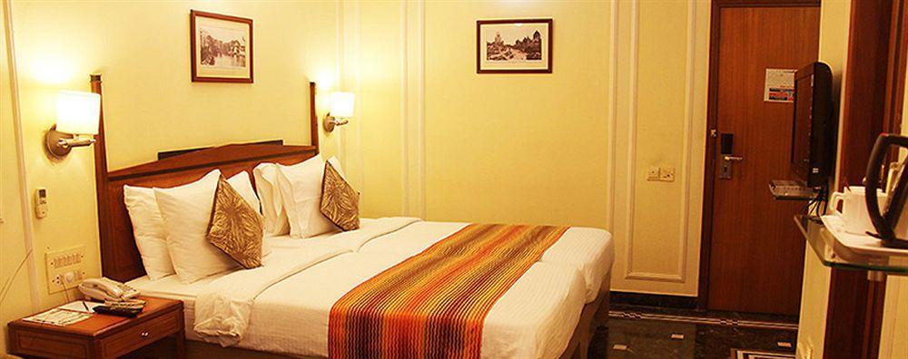 Hiltop Hotel Bombay Esterno foto