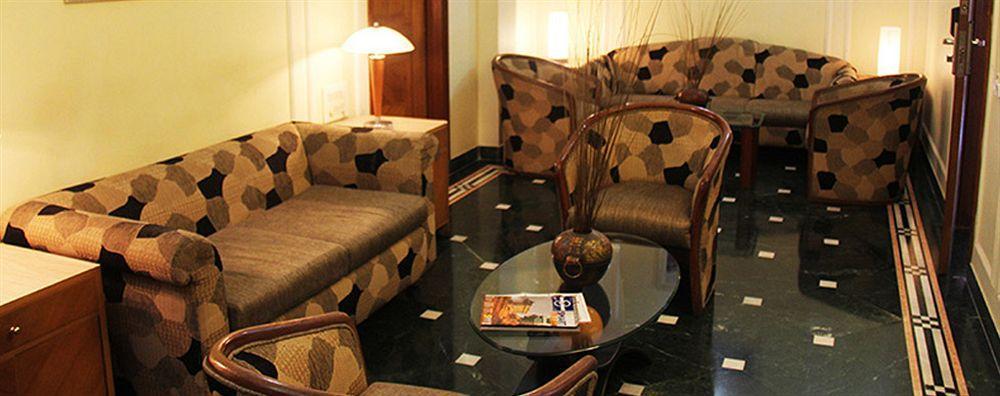 Hiltop Hotel Bombay Esterno foto