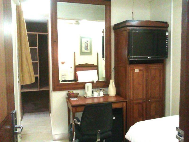 Hiltop Hotel Bombay Esterno foto