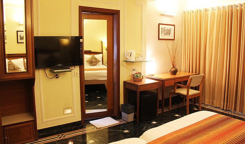 Hiltop Hotel Bombay Esterno foto