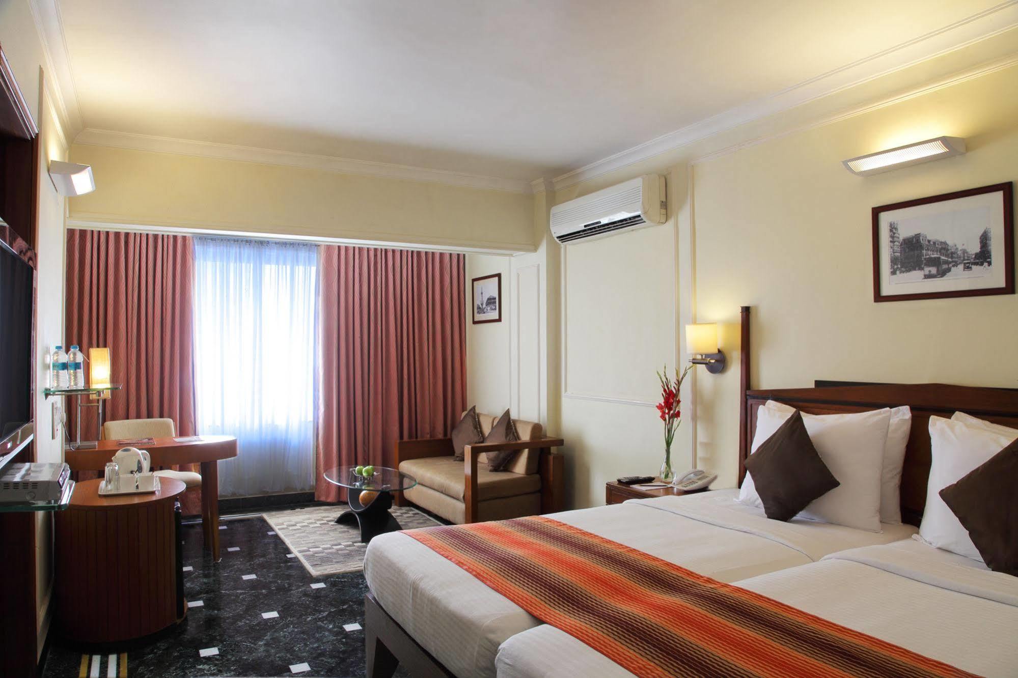 Hiltop Hotel Bombay Esterno foto