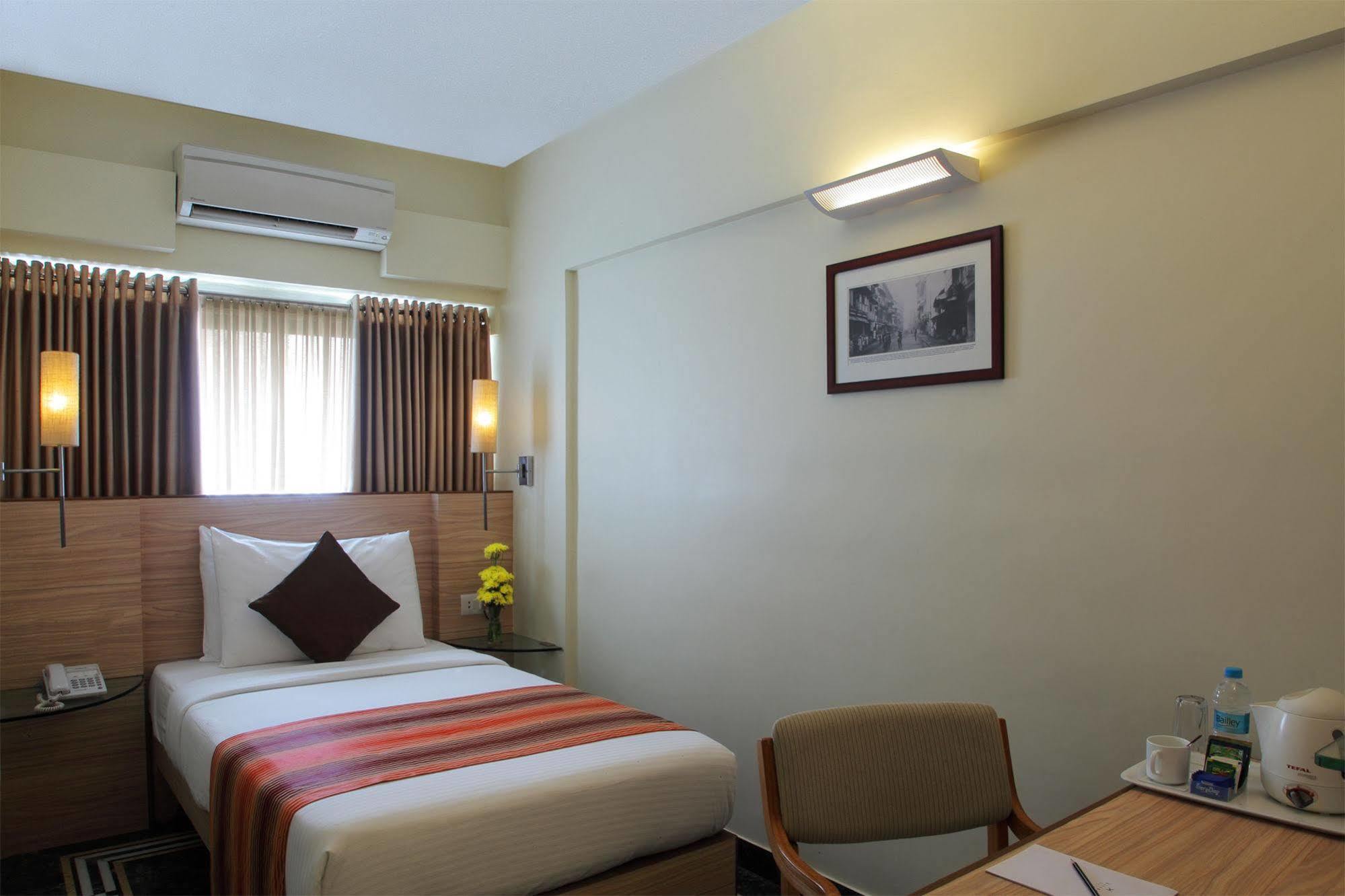 Hiltop Hotel Bombay Esterno foto