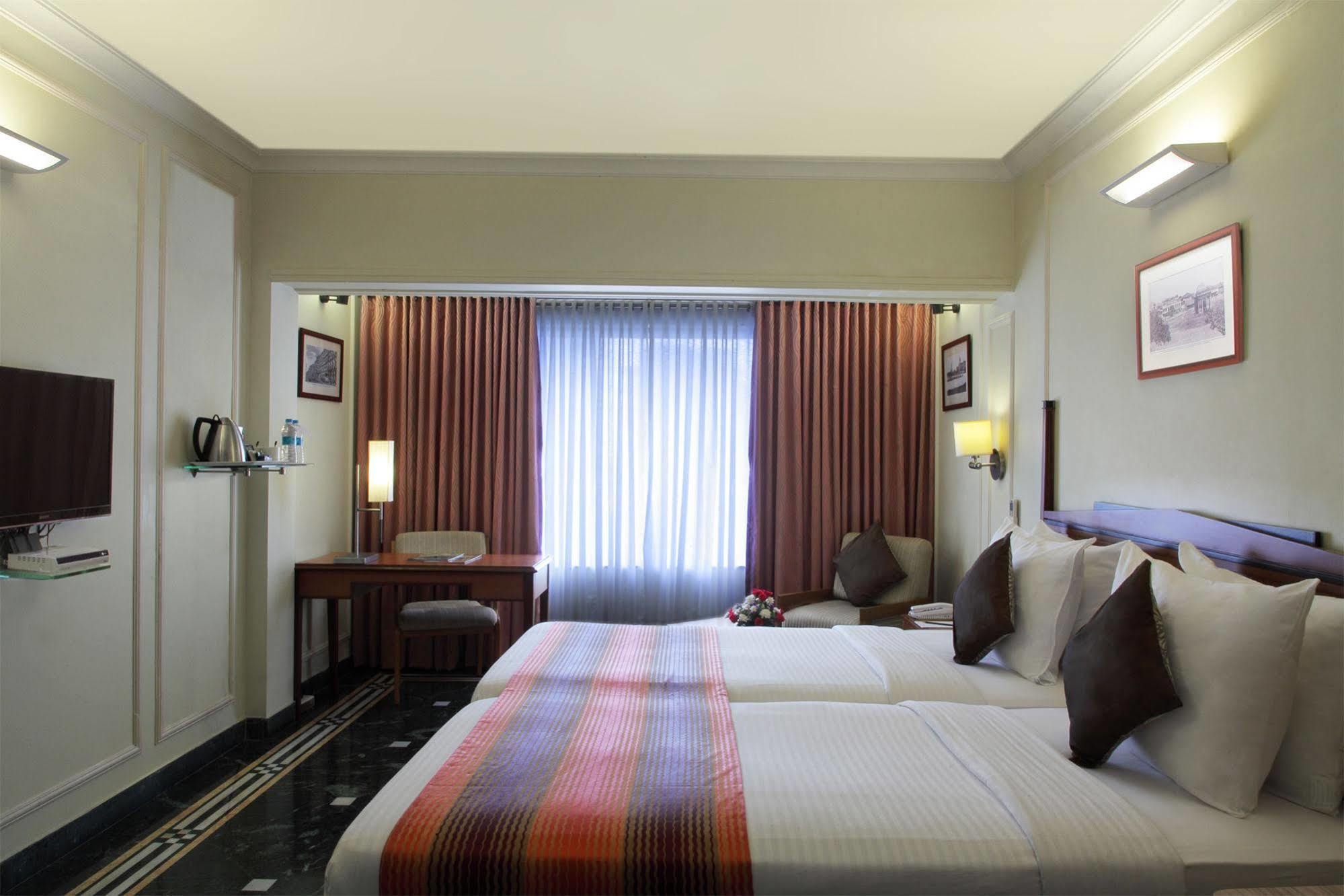 Hiltop Hotel Bombay Esterno foto
