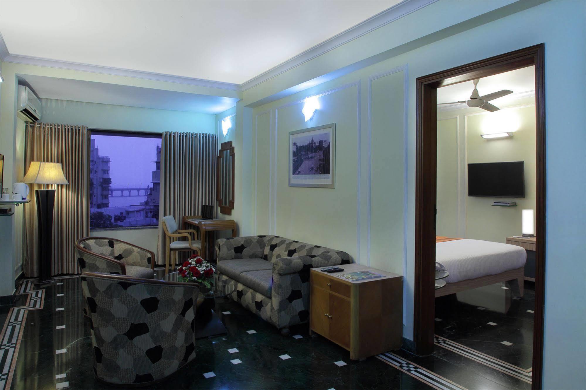 Hiltop Hotel Bombay Esterno foto
