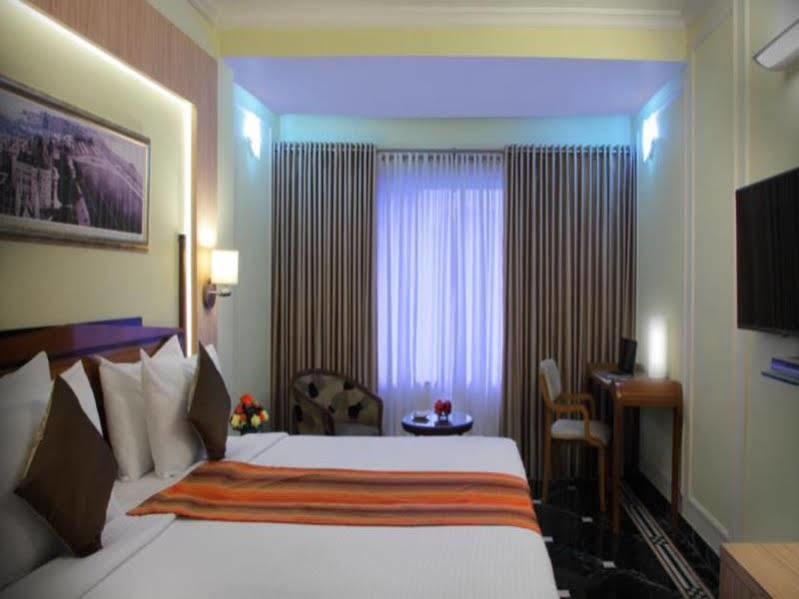 Hiltop Hotel Bombay Esterno foto